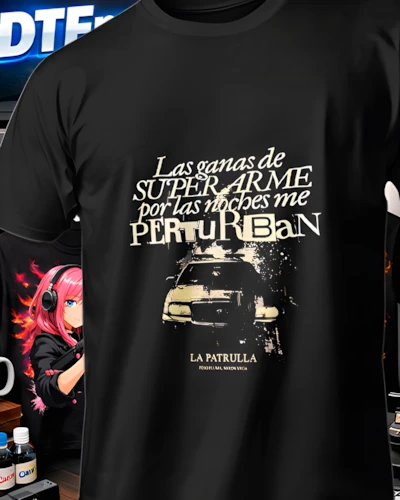 Mockup DTF de Superarme por las Noches para publicacion editorial dtf-peso-pluma-playeras